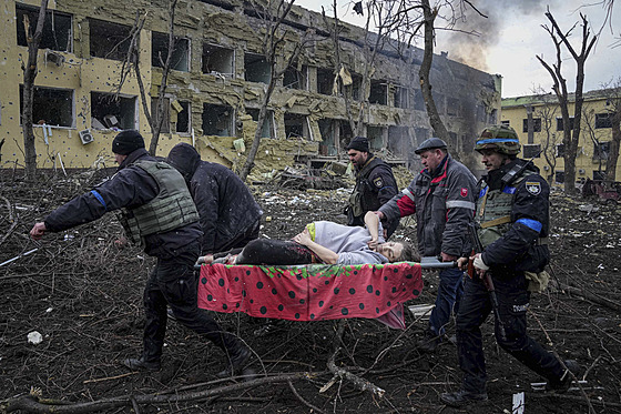 Ruské jednotky v ukrajinském Mariupolu ostřelují civilní obyvatelstvo, které se...