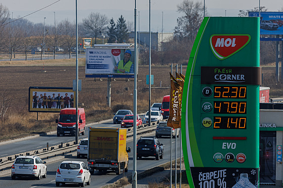 Cena pohonných hmot v R raketov roste. erpací stanice MOL v Praze. (10....