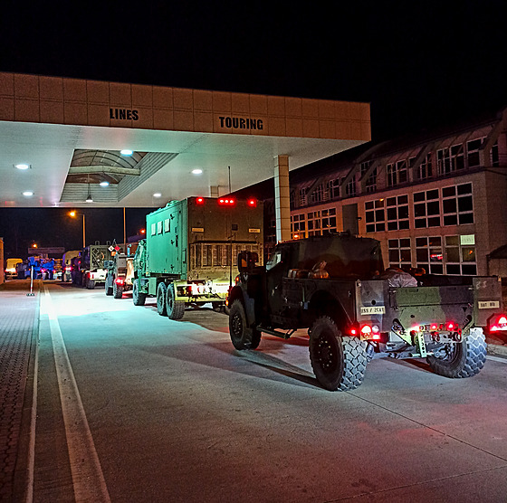 Konvoj armády USA se pes R vrací na základnu v Nmecku. (17. bezna 2022)