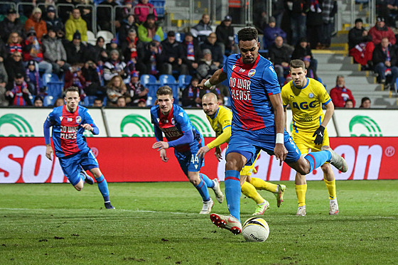 Plzeský Jean-David Beauguel stílí gól z penalty v zápase s Teplicemi.