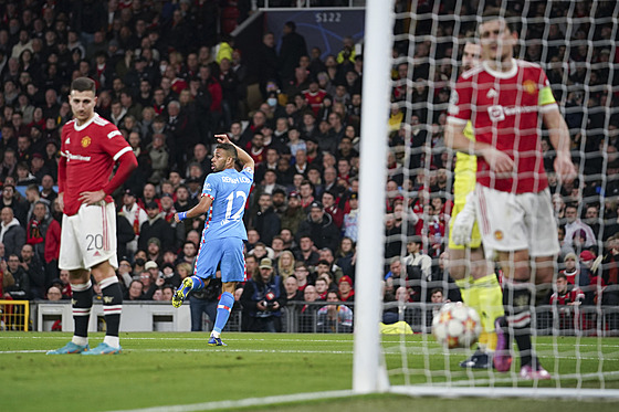 Renan Lodi (Atlético) slaví gól na hiti Manchesteru United v osmifinále Ligy...