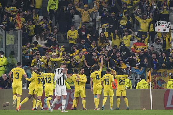 Fotbalisté Villarrealu slaví se svými fanouky, kteí picestovali do Turína na...