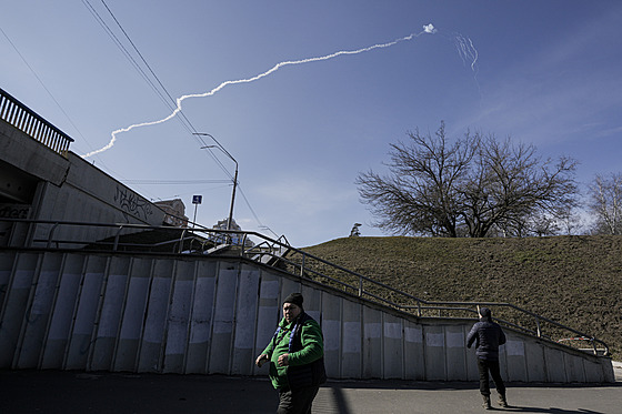 Protibalistické stely nií rakety nad ukrajinským Kyjevem.