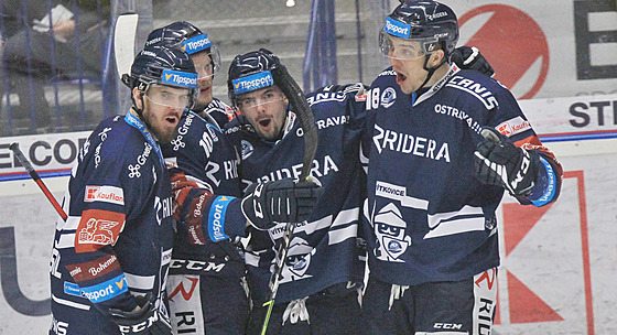Hokejisté Vítkovic se radují z gólu v utkání proti Olomouci.