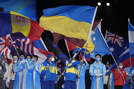 Slavnostní zakonení paralympijských her v Pekingu. Ukrajinskou vlajku nese...