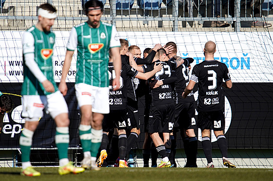 eskobudjovití fotbalisté se radují z první branky do sít Jablonce.