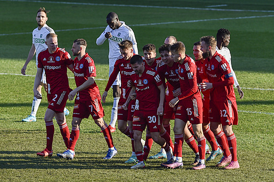 Hrái Olomouce se radují z druhého gólu do sít Karviné, který vstelil Jan...