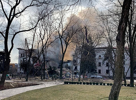 Ruská armáda bombardovala divadlo v Mariupolu. V budov se v tu chvíli...