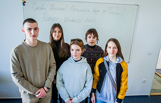 Studenti jazykové koly Rener Education v Budjovicích pomáhají s výukou...