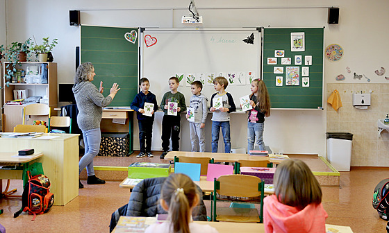 Ukrajinské dti chodí na Základní kole J. A. Komenského v Brn do hodin spolu...