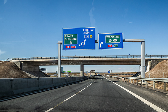 Nájezdy na dálnici D11 �idi�e matou. Na snímku je nájezd sm�rem z Hradce...