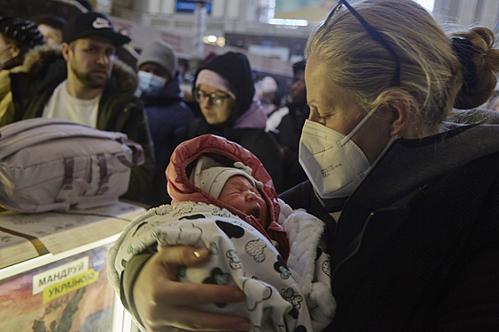 Nmecká ena drí v náruí své dít na vlakovém nádraí v Kyjev na Ukrajin....