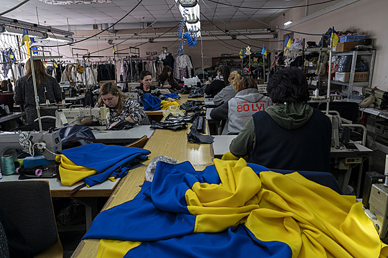 Dobrovolníci ve Lvově šijí ukrajinské vlajky a lékárničky. (14. března 2022)