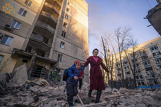Ostelování kyjevských obytných dom neustává. (16. bezna 2022)