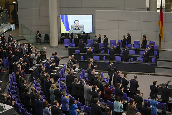 Poslanci nmeckého parlamentu poslouchají projev ukrajinského prezidenta...