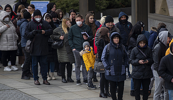Lidé ekají v dlouhé front ped praským stediskem pro ukrajinské uprchlíky v...