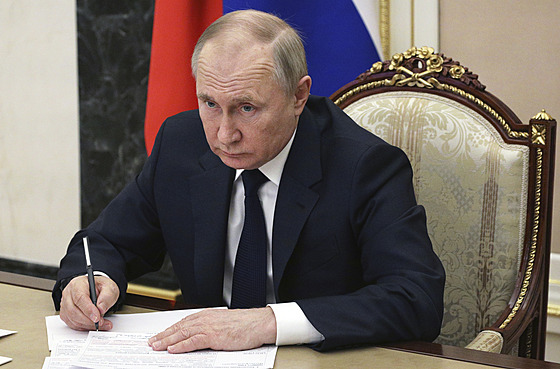 Ruský prezident Vladimir Putin na zasedání bezpenostní rady (11. bezna 2022)