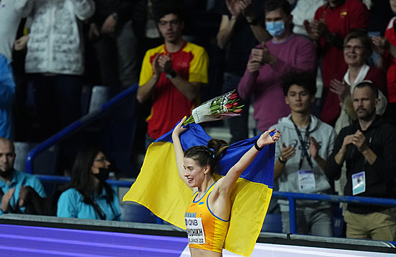 Ukrajinka Jaroslava Mahuichová se raduje ze zlata z výky na halovém...