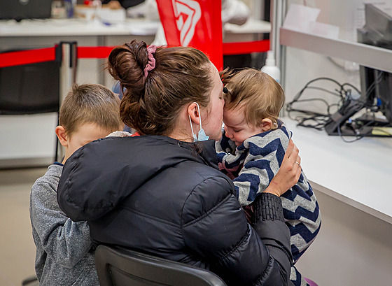 Terminál Leti�t� �eské Bud�jovice se zm�nil na centrum pro uprchlíky z Ukrajiny.