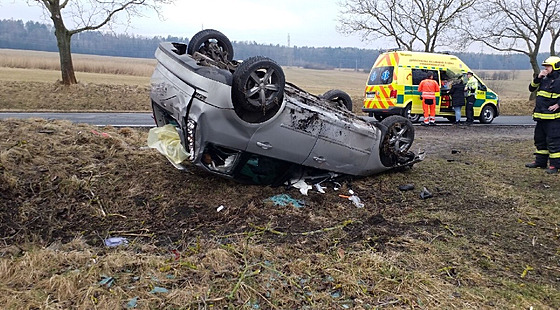 Auto po nehod skonilo na stee. (16. 3. 2022)