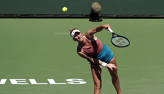 Markéta Vondrouová pi servisu na turnaji v Indian Wells.