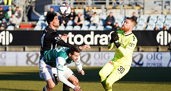 Daniel Hais z eských Budjovic se dere do ance, elí mu Vojtch Kubista z...