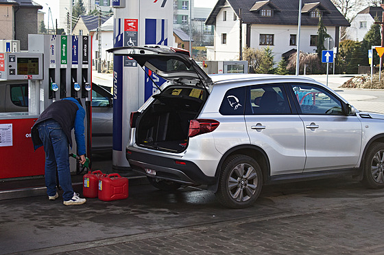 Pohonné hmoty nyní v Polsku stojí a� o deset korun za litr mén�. U benzinek tak...