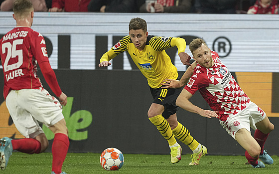 Thorgan Hazard (uprosted) z Dortmundu v souboji se Silvanem Widmerem (vpravo)...