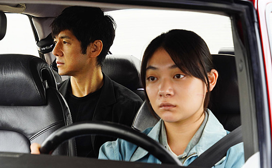 Hidetoi Niidima a Tóko Miura ve filmu Drive My Car