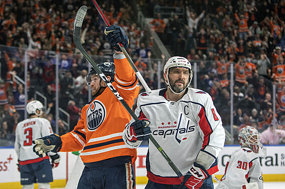 Brad Malone (v oranovém) z Edmonton Oilers slaví gól v zápase s Washington...