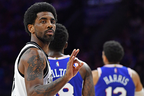 Kyrie Irving z Brooklyn Nets se raduje na palubovce Philadelphia 76ers.