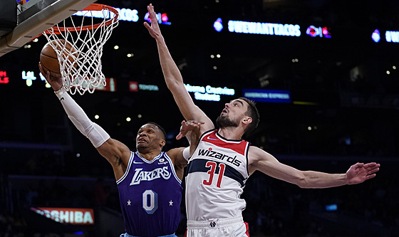 Russell Westbrook z LA Lakers stílí, brání ho Tomá Satoranský z Washingtonu