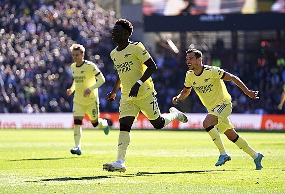 Bukayo Saka z Arsenalu oslavuje gól do sít Aston Villy.