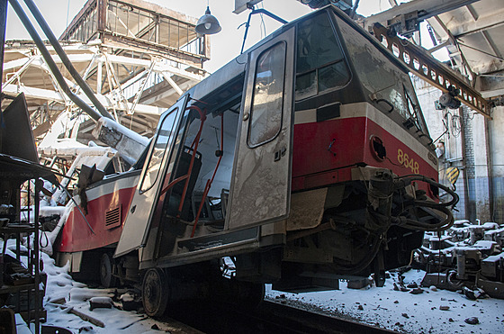 Pohled na znienou tramvaj eské znaky Tatra pokozenou ostelováním v...