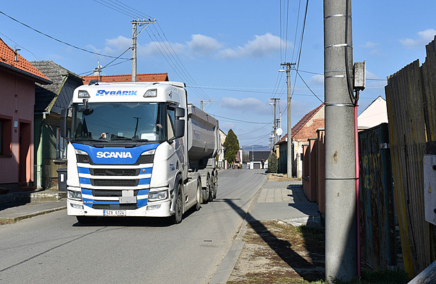 Jednou z nejuích uliek obce Zlechov míí denn stovky nákladních aut na...