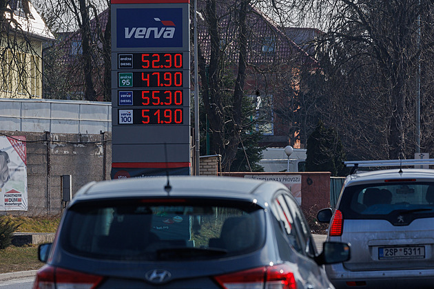 Ceny ropy atakují 120 dolarů za barel. Levnější benzin je v nedohlednu