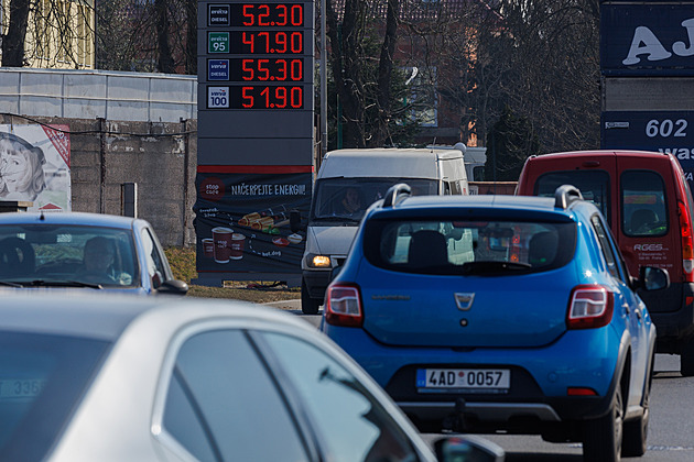 České pumpy patří v EU mezi největší „zlevňovače“, ale nestačí to. Marže jsou pořád dvojnásobné, říká expert