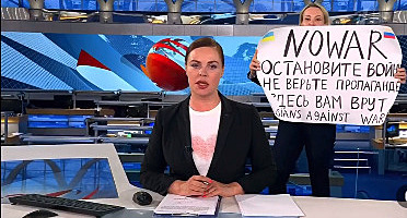 Protestující ena s protiváleným transparentem naruila vysílání ruské státní...