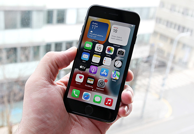 Apple se připravuje na nižší poptávku. Výrobu iPhonu SE sníží o pětinu