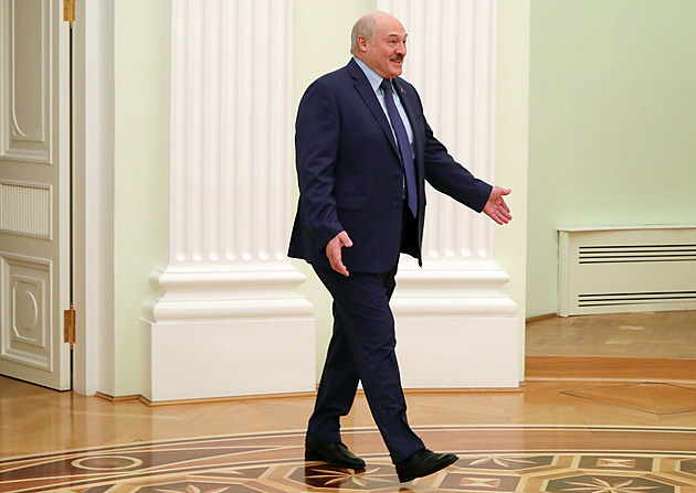 Při nepokojích nepoběžím se samopalem já, ale vy, hrozí Lukašenko činovníkům