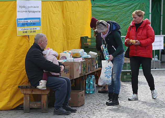 Potravinové balíky jsou k dispozici ukrajinským uprchlíkm v humanitárním...