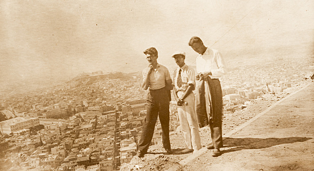 Frantiek Sammer (vpravo) s páteli pi návtv Athén v roce 1934