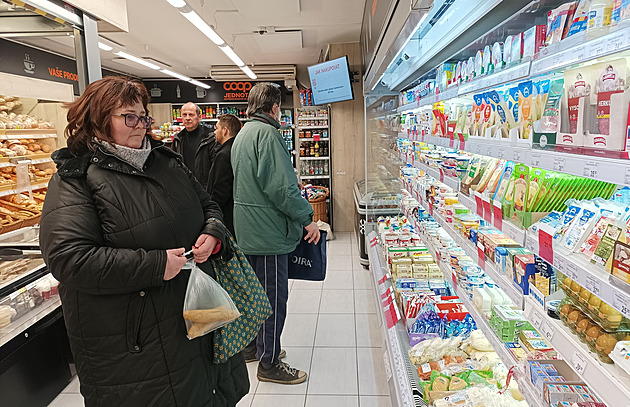 Vláda má s rozpočtem klid, peníze dodá hlavně chudnoucí střední třída. Musí se s mířit s propadem životní úrovně