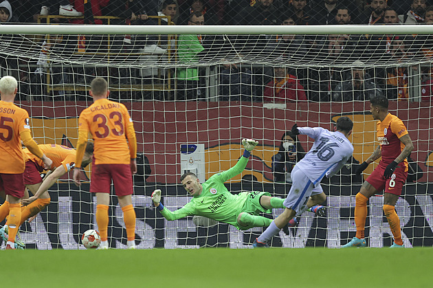 ONLINE: Barcelona na Galatasaray skóre otáčí, v akci Leverkusen či West Ham