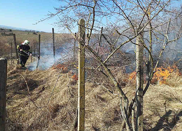 Při požáru trávy na Brněnsku zemřel člověk, oheň zastavil provoz na železnici