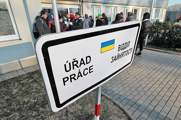 Fronta ukrajinských uprchlík u karlovarského úadu práce ped jeho otevením,...