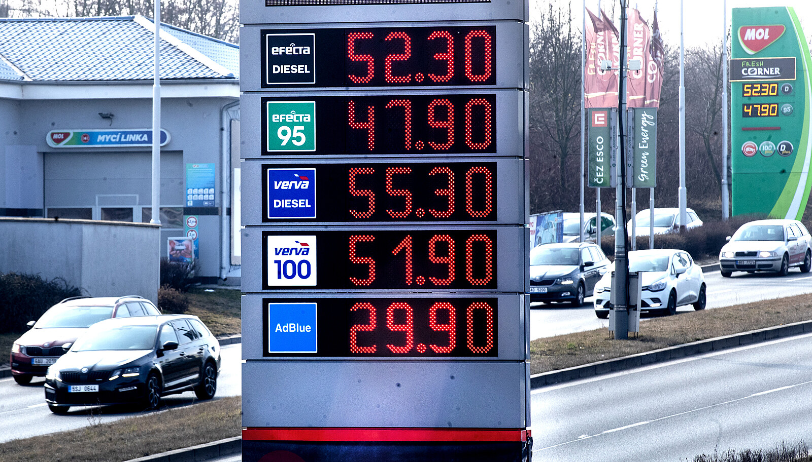 KALKULAČKA: Jak daleko se vyplatí zajet si pro levnější benzin - iDNES.cz