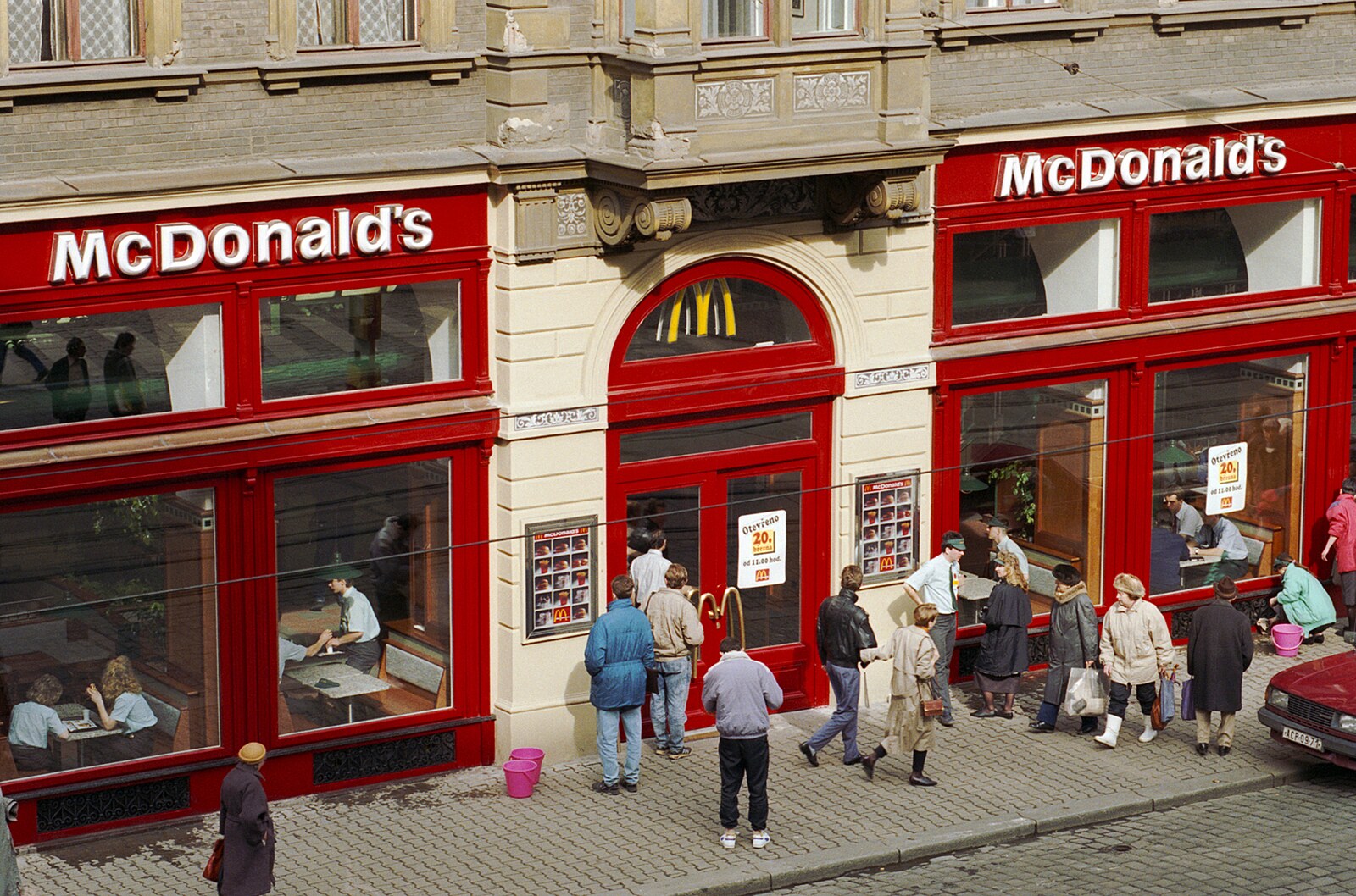 Před 30 lety otevřeli Češi první fastfood. Big Mac stál jako jídlo v  restauraci - iDNES.cz