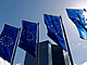 Vlajky Evropské unie před sídlem Evropské centrální banky (ECB) ve Frankfurtu...