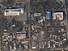 Kombinace satelitních snímk budov a dom msta Mariupol ped a po ruské...
